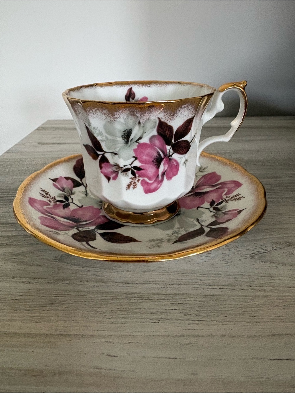 Elizabethan Fine Bone China VTG England Tea Cup & Saucer Floral/Gold Trim